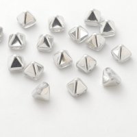ピラミッド 6mm 2ホール クリスタルラブラドール