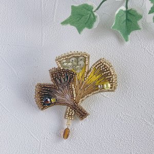 画像1: ビーズ刺繍作るでブローチ〜イチョウ〜by ビーズパフェ 岡本恵子