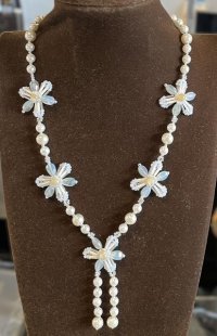 シャイニーフラワーネックレス（白） by Beads工房 brilliant 大槻友美