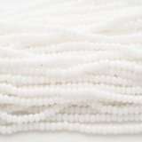 画像: シャーロット11/0 チョークホワイト 糸通し