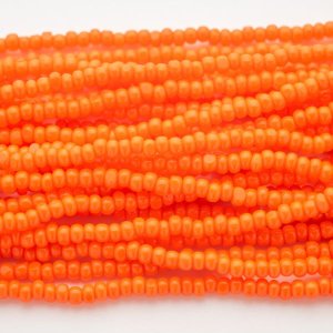 画像: シャーロット11/0 オレンジ 糸通し