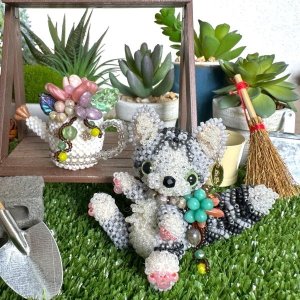 画像: 北欧猫のすずちゃん*ブリキのジョウロと多肉植物 by  LeaLea beads 古田由美