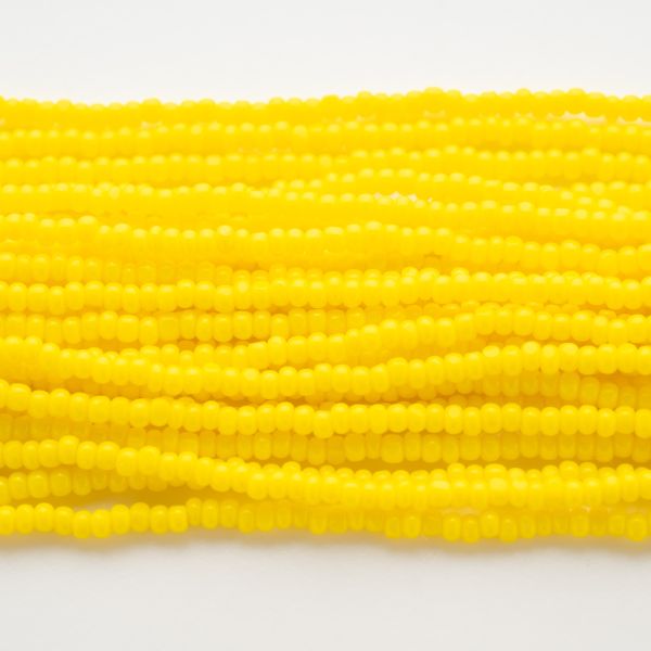 画像1: シャーロット13/0 イエローオパーク 糸通し (1)