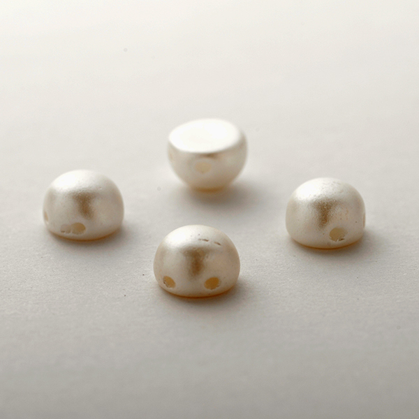 画像1: 2ホールカボション 6mm パステルホワイト（25 / 100個） (1)